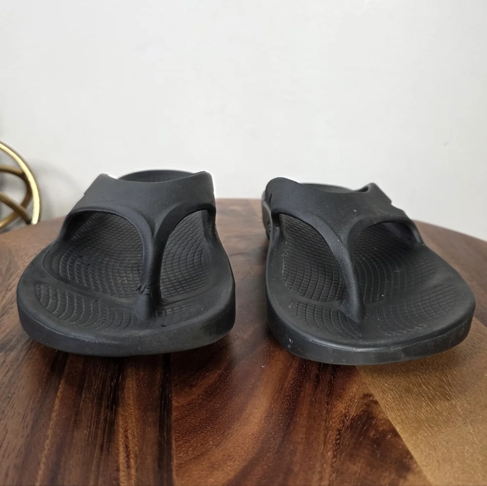 OOFOS Black Thong Recovery Sandals Men's 8 Women's 10